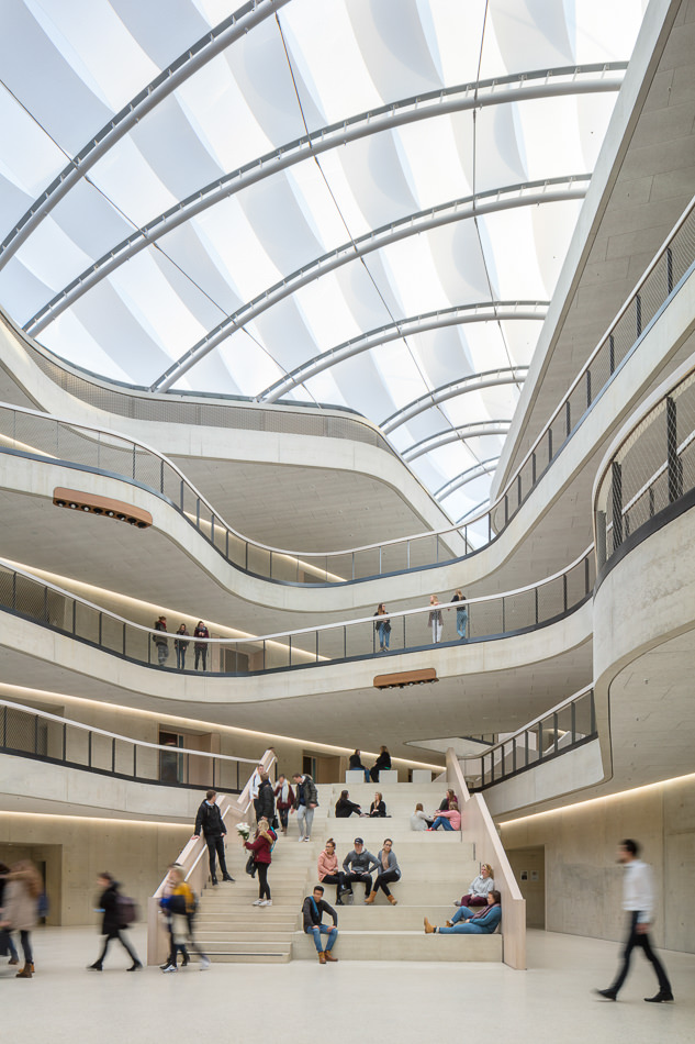 Erzbischöfliches Berufskolleg in Köln-SülzArchitektur 3pass, Köln / Innenarchitektur Bibliothek, Lernzonen und Caféteria: KEGGENHOFF | Partner, Arnsberg / Lichtplanung: Licht Kunst Licht, Bonn