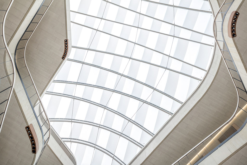 Erzbischöfliches Berufskolleg in Köln-Sülz
Architektur 3pass, Köln / Innenarchitektur Bibliothek, Lernzonen und Caféteria: KEGGENHOFF | Partner, Arnsberg / Lichtplanung: Licht Kunst Licht, Bonn