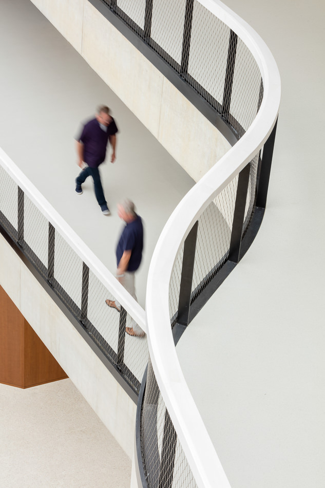 Erzbischöfliches Berufskolleg in Köln-SülzArchitektur 3pass, Köln / Innenarchitektur Bibliothek, Lernzonen und Caféteria: KEGGENHOFF | Partner, Arnsberg / Lichtplanung: Licht Kunst Licht, Bonn
