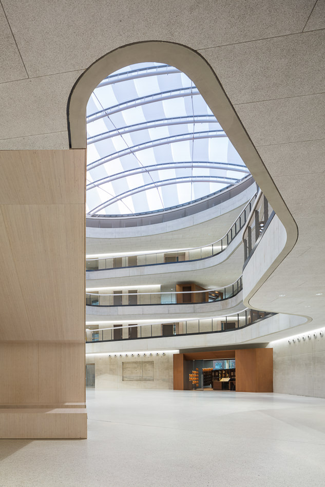 Erzbischöfliches Berufskolleg in Köln-SülzArchitektur 3pass, Köln / Innenarchitektur Bibliothek, Lernzonen und Caféteria: KEGGENHOFF | Partner, Arnsberg / Lichtplanung: Licht Kunst Licht, Bonn