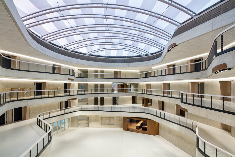 Erzbischöfliches Berufskolleg in Köln-SülzArchitektur 3pass, Köln / Innenarchitektur Bibliothek, Lernzonen und Caféteria: KEGGENHOFF | Partner, Arnsberg / Lichtplanung: Licht Kunst Licht, Bonn