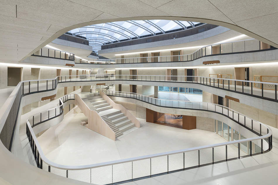 Erzbischöfliches Berufskolleg in Köln-SülzArchitektur 3pass, Köln / Innenarchitektur Bibliothek, Lernzonen und Caféteria: KEGGENHOFF | Partner, Arnsberg / Lichtplanung: Licht Kunst Licht, Bonn