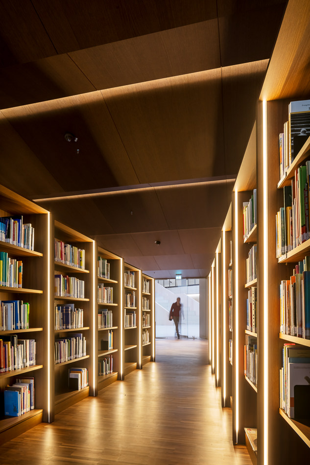 Erzbischöfliches Berufskolleg in Köln-SülzArchitektur 3pass, Köln / Innenarchitektur Bibliothek, Lernzonen und Caféteria: KEGGENHOFF | Partner, Arnsberg / Lichtplanung: Licht Kunst Licht, Bonn