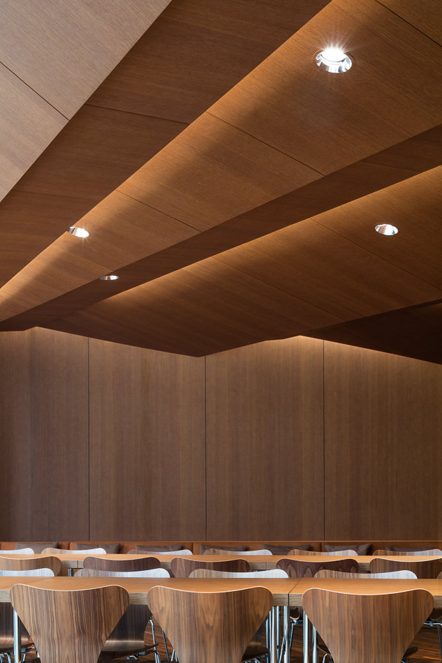 Erzbischöfliches Berufskolleg in Köln-SülzArchitektur 3pass, Köln / Innenarchitektur Bibliothek, Lernzonen und Caféteria: KEGGENHOFF | Partner, Arnsberg / Lichtplanung: Licht Kunst Licht, Bonn