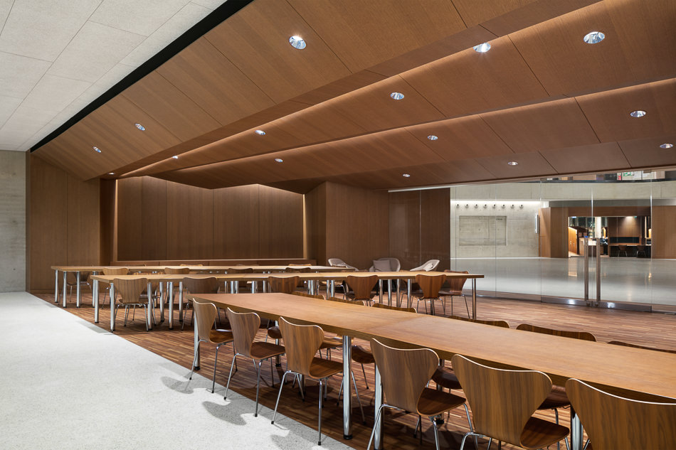 Erzbischöfliches Berufskolleg in Köln-SülzArchitektur 3pass, Köln / Innenarchitektur Bibliothek, Lernzonen und Caféteria: KEGGENHOFF | Partner, Arnsberg / Lichtplanung: Licht Kunst Licht, Bonn