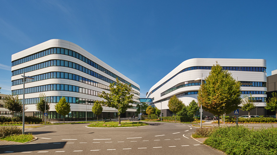 Architekten: HHS Hegger Hegger Schleiff, Kassel I Baufrösche, Kassel | Weber Bauzeit, Hameln | Projekt: Neubau Bürogebäude, Ausmusterungshalle und Parkhaus