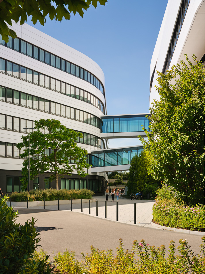 Architekten: HHS Hegger Hegger Schleiff, Kassel I Baufrösche, Kassel | Weber Bauzeit, Hameln | Projekt: Neubau Bürogebäude, Ausmusterungshalle und Parkhaus