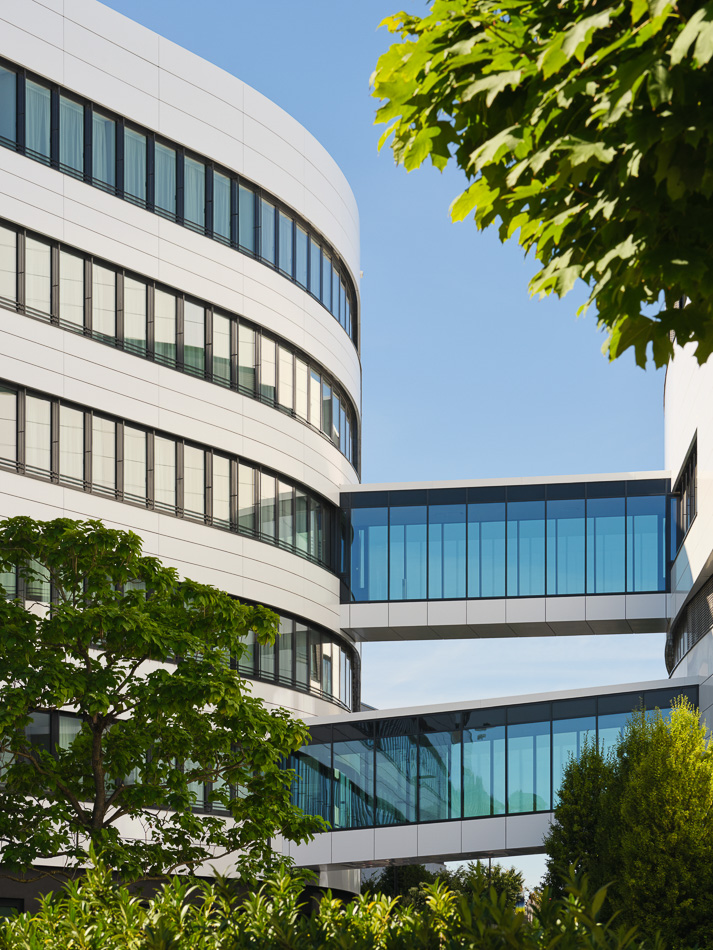 Architekten: HHS Hegger Hegger Schleiff, Kassel I Baufrösche, Kassel | Weber Bauzeit, Hameln | Projekt: Neubau Bürogebäude, Ausmusterungshalle und Parkhaus