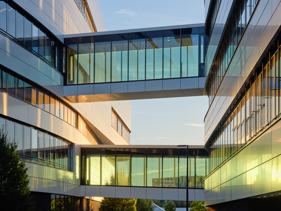 Architekten: HHS Hegger Hegger Schleiff, Kassel I Baufrösche, Kassel | Weber Bauzeit, Hameln | Projekt: Neubau Bürogebäude, Ausmusterungshalle und Parkhaus