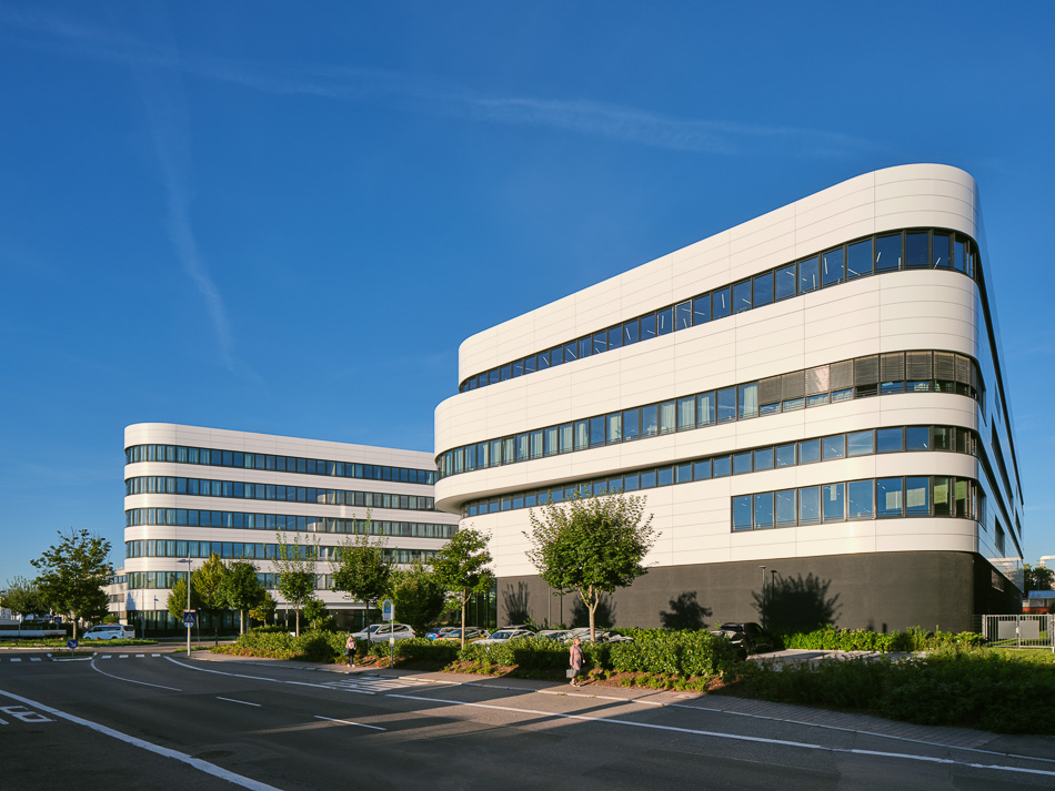Architekten: HHS Hegger Hegger Schleiff, Kassel I Baufrösche, Kassel | Weber Bauzeit, Hameln | Projekt: Neubau Bürogebäude, Ausmusterungshalle und Parkhaus
