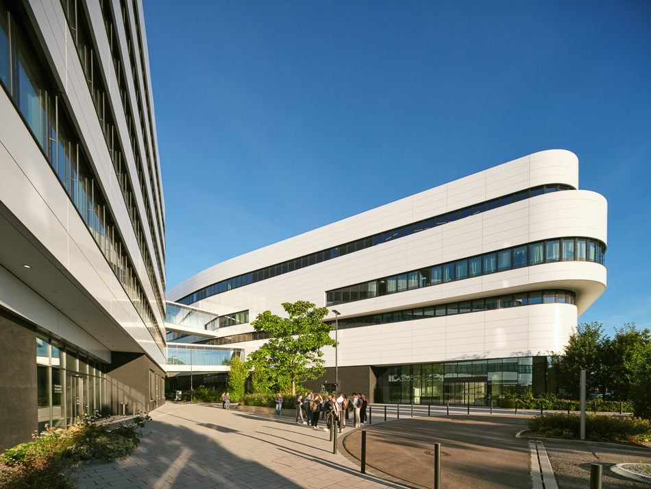 Architekten: HHS Hegger Hegger Schleiff, Kassel I Baufrösche, Kassel | Weber Bauzeit, Hameln | Projekt: Neubau Bürogebäude, Ausmusterungshalle und Parkhaus