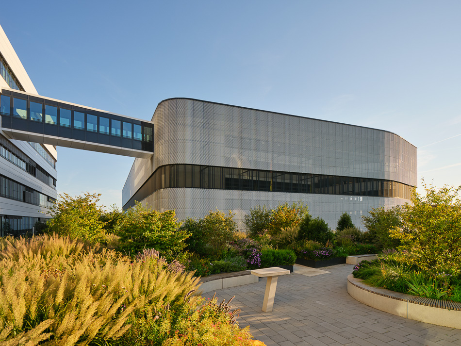 Architekten: HHS Hegger Hegger Schleiff, Kassel I Baufrösche, Kassel | Weber Bauzeit, Hameln | Projekt: Neubau Bürogebäude, Ausmusterungshalle und Parkhaus