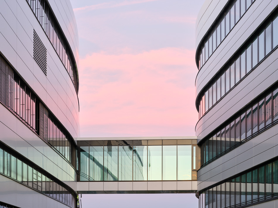 Architekten: HHS Hegger Hegger Schleiff, Kassel I Baufrösche, Kassel | Weber Bauzeit, Hameln | Projekt: Neubau Bürogebäude, Ausmusterungshalle und Parkhaus